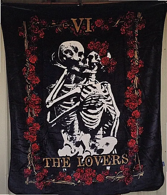 SKELETON KISSING ROSES FLOWERS VI THE LOVERS HORROR QUEEN BLANKET BEDSPREAD